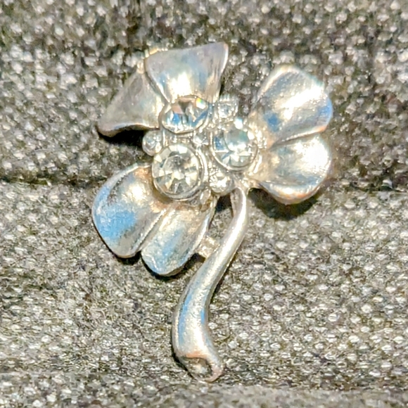 Elegant Silver Flower Brooch - Picture 3 of 4